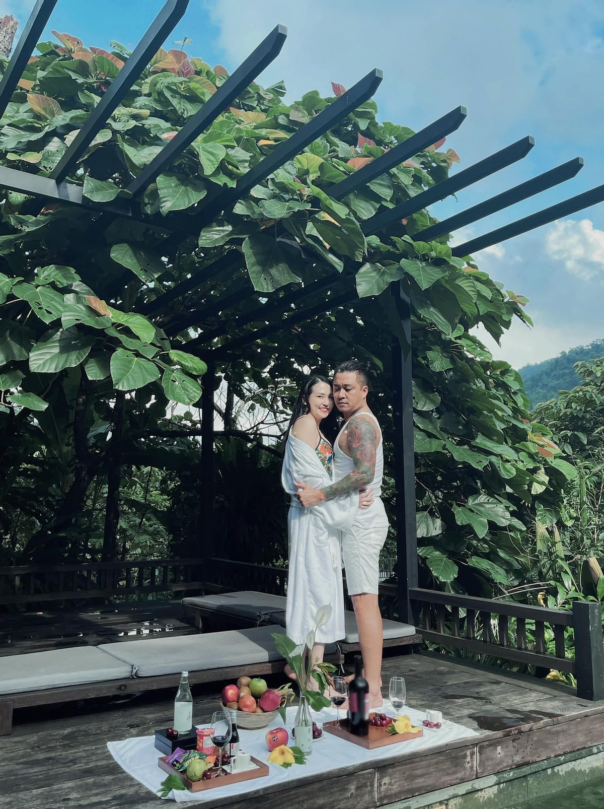 Trên trang cá nhân, Hương Baby cũng chia sẻ khoảnh khắc hạnh phúc bên chồng và viết: "Đi đâu cũng được, miễn là đi cùng nhau".