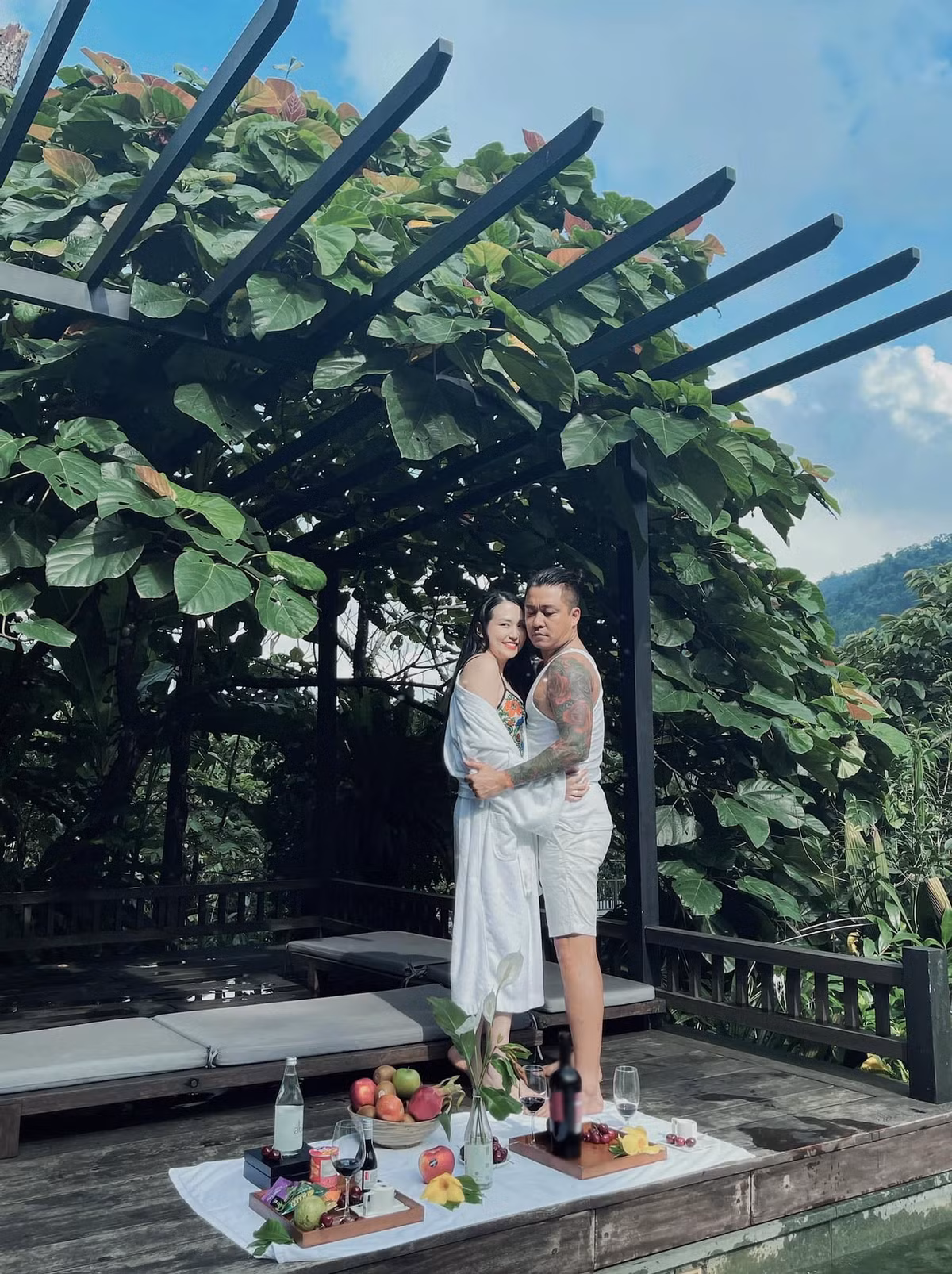 Trên trang cá nhân, Hương Baby cũng chia sẻ khoảnh khắc hạnh phúc bên chồng và viết: "Đi đâu cũng được, miễn là đi cùng nhau".