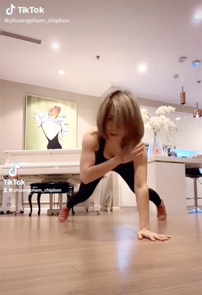 Nhiều người để lại bình luận ngợi khen body săn chắc sau khi xem khoảnh khắc miệt mài tập thể dục tại nhà của Lan Phương.