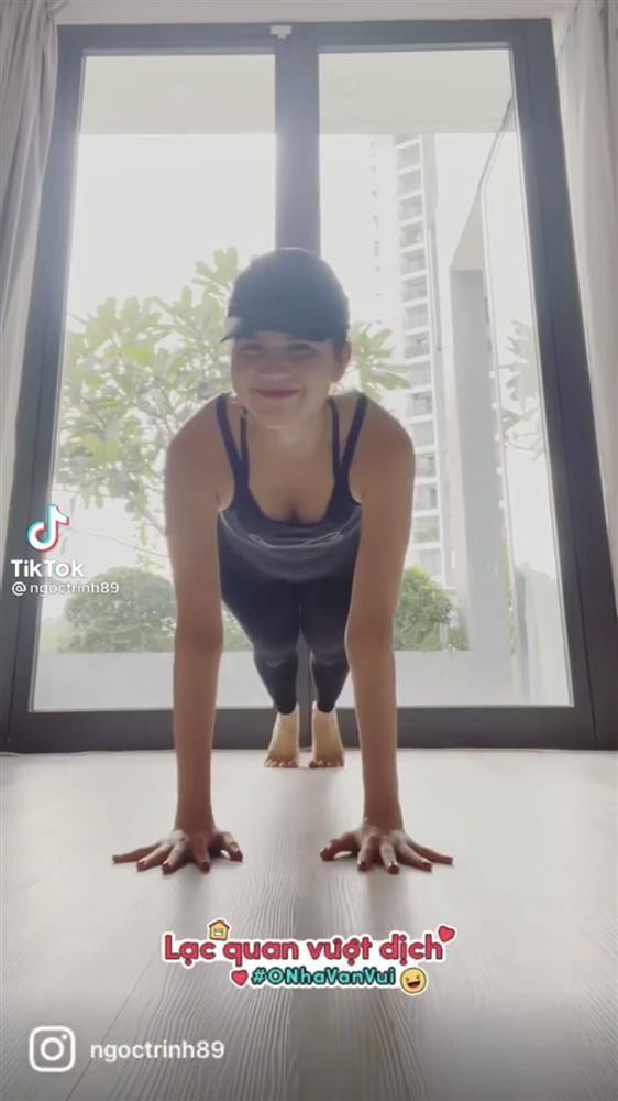 Đáng nói, nhiều người nhanh chóng phát hiện ra có một người đẹp đình đám Vbiz cũng mới quay clip y hệt, đó là “nữ hoàng nội y” Ngọc Trinh. Theo đó, cô chia sẻ đoạn video tương tự trên trang cá nhân sau khi nhận thử thách từ phía nhà thiết kế Đỗ Long.