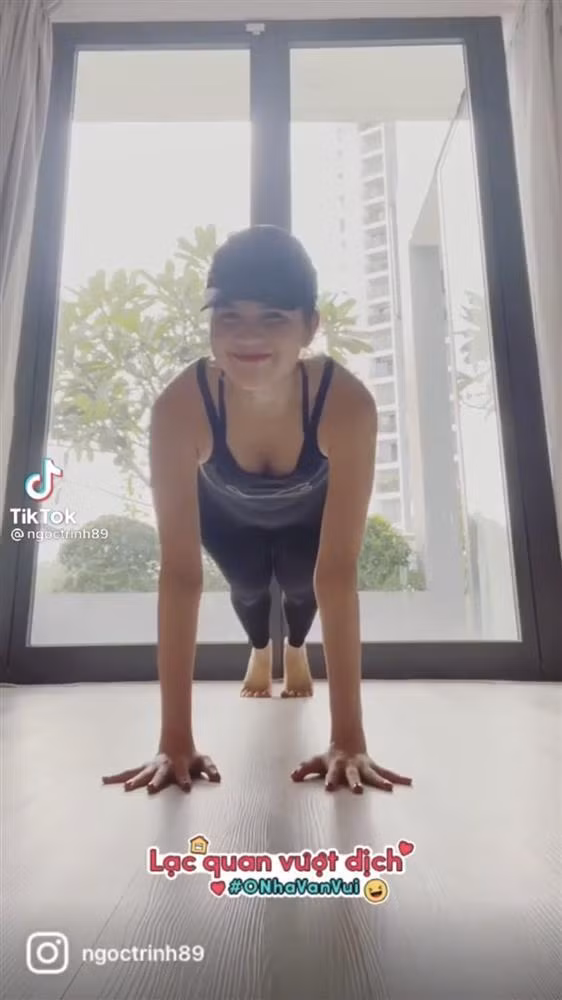 Đáng nói, nhiều người nhanh chóng phát hiện ra có một người đẹp đình đám Vbiz cũng mới quay clip y hệt, đó là “nữ hoàng nội y” Ngọc Trinh. Theo đó, cô chia sẻ đoạn video tương tự trên trang cá nhân sau khi nhận thử thách từ phía nhà thiết kế Đỗ Long.