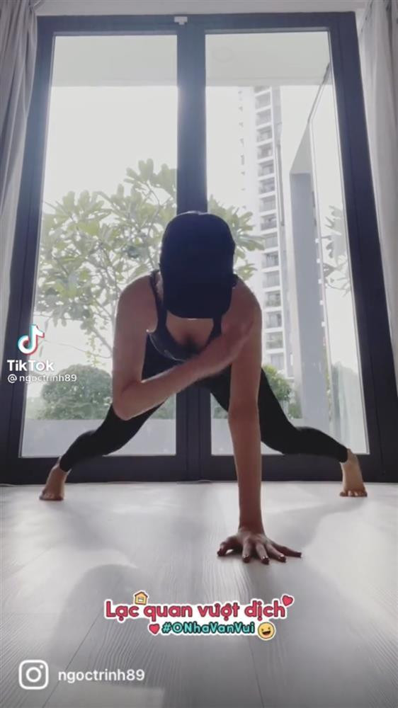 Có lẽ trong giai đoạn giãn cách, việc tập luyện tại gia vừa chăm sóc sức khoẻ, vừa giữ gìn vóc dáng là điều mà rất nhiều người đẹp ưa chuộng.