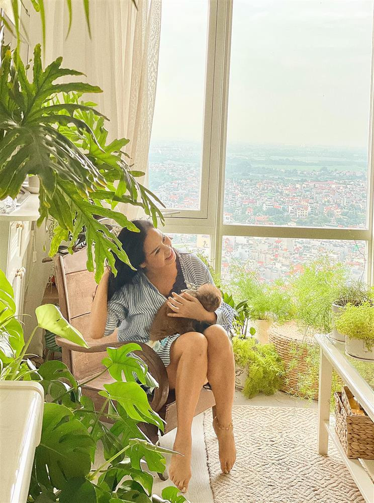 Vốn quen với một Thanh Lam màu mè, có phần lập dị" và lúc nào cũng giấu dáng trong trang phục rộng, nhiều người ngạc nhiên trước hình ảnh bà mẹ 3 con trong trang phục "giấu quần" đơn giản, màu sắc tươi sáng.