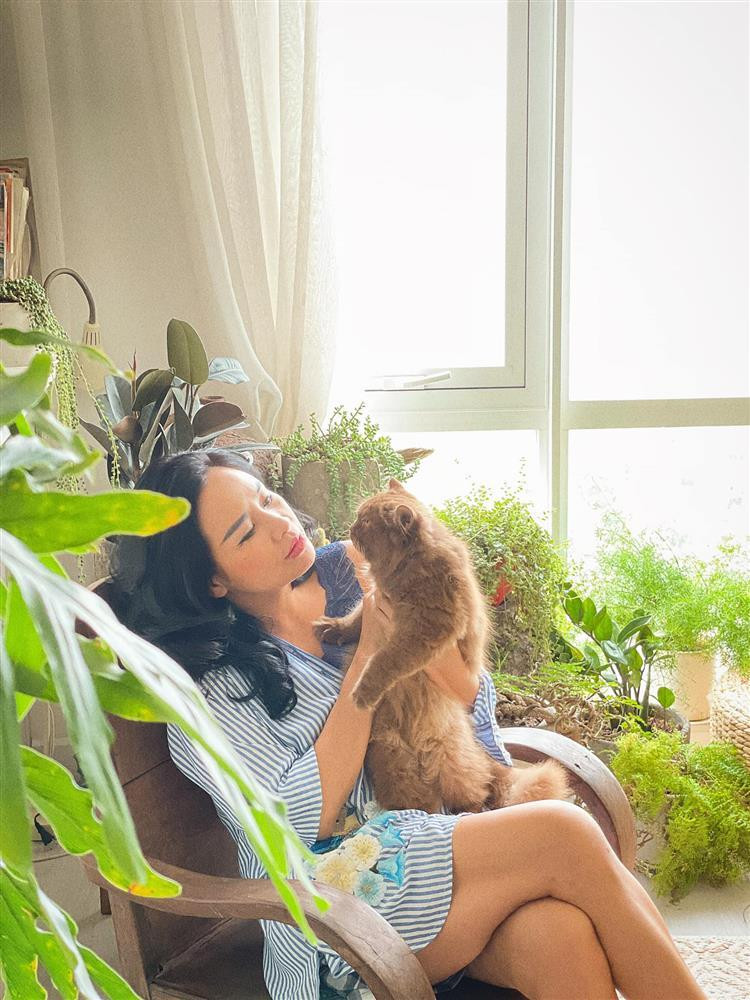 Cô cũng không trang điểm quá đậm đà như mọi khi mà chỉ make-up rất nhẹ nhàng, hack tuổi.