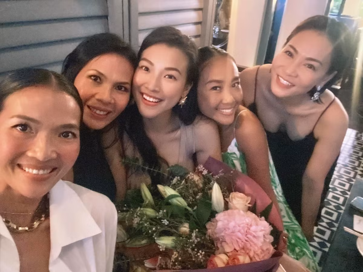 Hoàng Oanh hội ngộ Thu Minh, Đoan Trang và Bằng Lăng ở Singapore.