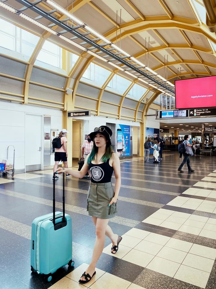 Charmy Pham (Hương Tràm) mặc năng động ở sân bay.