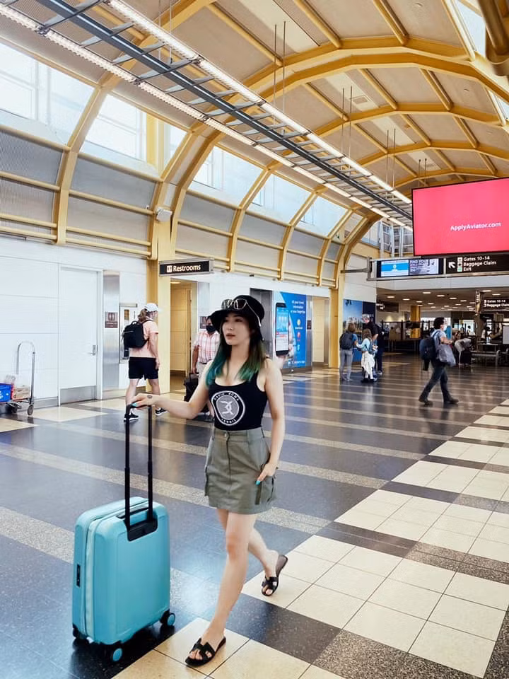Charmy Pham (Hương Tràm) mặc năng động ở sân bay.