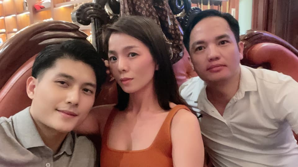 Một người anh đăng ảnh chụp cùng Lệ Quyên và Lâm Bảo Châu. Nữ ca sĩ bình luận: "Nhà gái sao lại đỏ ửng, chắc xấu hổ".