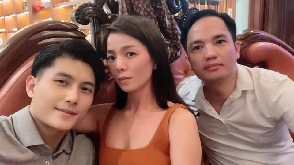 Một người anh đăng ảnh chụp cùng Lệ Quyên và Lâm Bảo Châu. Nữ ca sĩ bình luận: "Nhà gái sao lại đỏ ửng, chắc xấu hổ".