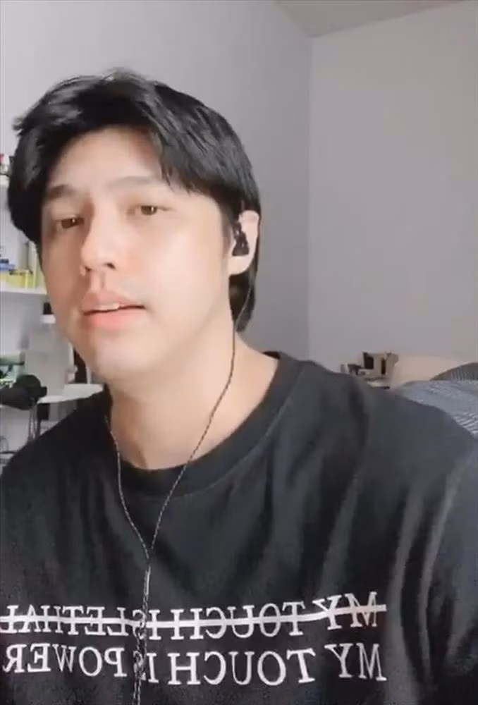 Ngay cả góc hơi chính diện cũng thấy rõ được sự "ú nu" thậm chí chuẩn bị xuất hiện nọng cằm.