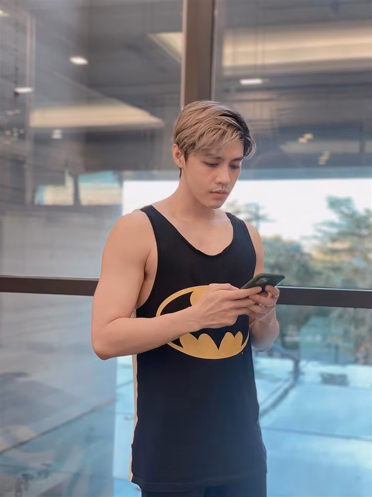 Nhờ chăm chỉ tập gym, trước giãn cách, từ hình ảnh thư sinh nam ca sĩ Noo Phước Thịnh phong độ lên trông thấy, cơ bắp rõ ràng.