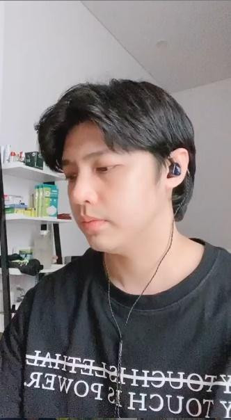 Có thể thấy chỉ mới hơn 2 tháng giãn cách, bạn trai tin đồn của Mai Phương Thuý đã sở hữu gương mặt đầy thịt, thậm chí sắp xuất hiện nọng cằm mất đi hẳn gương mặt Vline thanh thoát trước đó. Không chỉ gương mặt, mà độ mũm mĩm của nam ca sỹ cũng đã “phủ sóng” toàn body. Khi trước đó, anh hài hước chia sẻ trên trang cá nhân: “Ai rồi cũng phải trưởng thành .... ai rồi cũng phải mập”.