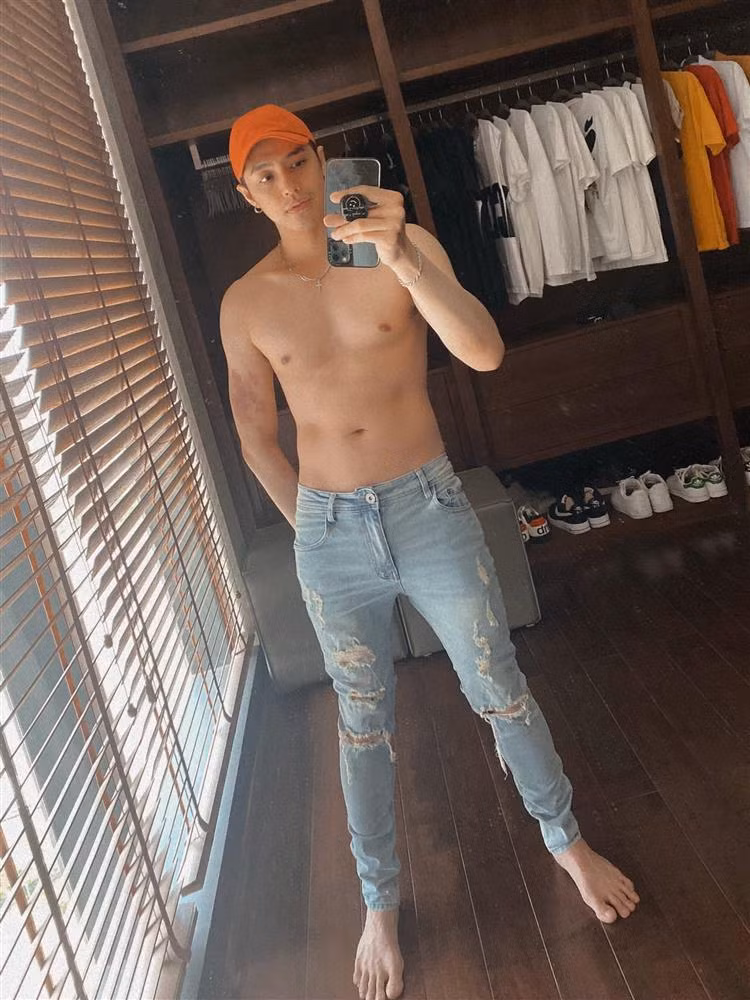 Noo Phước Thịnh khoe body "6 múi dồn 1" trong đợt giãn cách.