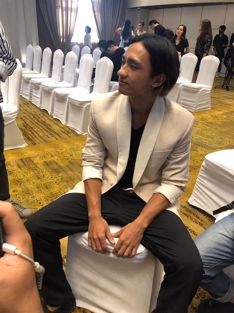 Cùng với ngoại hình mất phong độ là quãng đường sự nghiệp mờ nhạt. Anh gần như "lặn mất tăm" khỏi showbiz Việt.