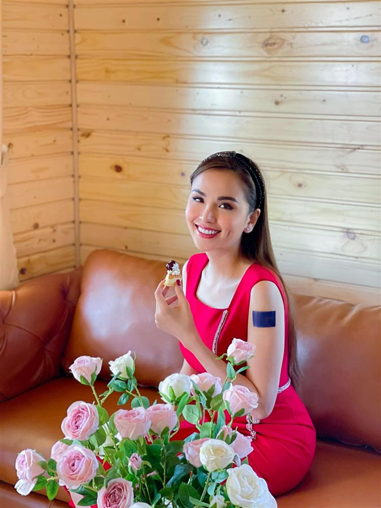 Diem Huong khoe tau nha moi tren doi tuyet dep