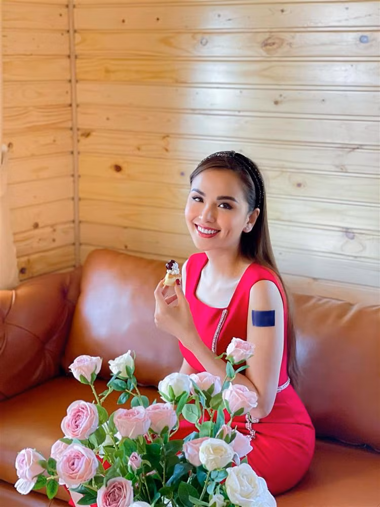 Diem Huong khoe tau nha moi tren doi tuyet dep