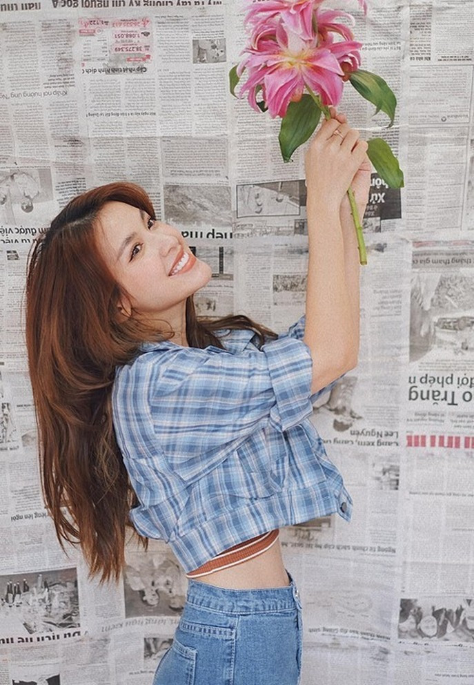 Tú Vi được khen trẻ trung với vòng eo thon gọn trong bức ảnh chụp ngẫu hứng.