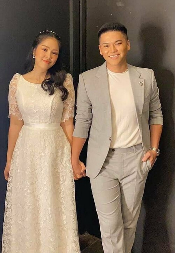 Lê Phương cùng ông xã Trung Kiên tình tứ phía sau hậu trường một chương trình truyền hình.