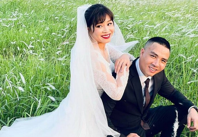 MC Hoàng Linh cùng ông xã Mạnh Hùng chụp ảnh cưới năm 2021. Nữ MC cho biết đây là sở thích của vợ chồng cô nhằm kỷ niệm cuộc hôn nhân 6 năm.