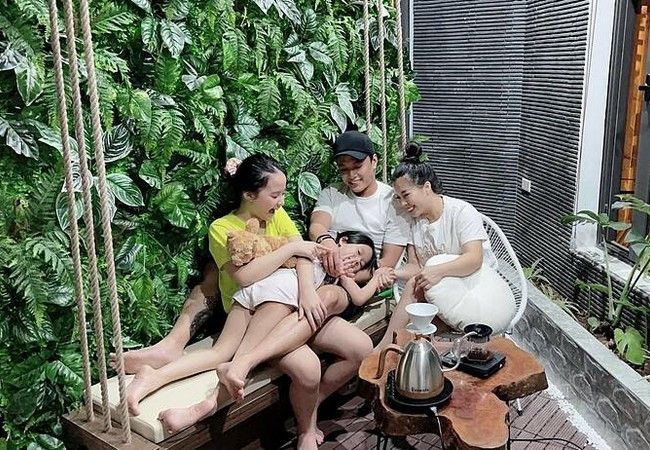 Khoảnh khắc bình yên cuối tuần của vợ chồng Hồng Đăng và hai cô con gái.