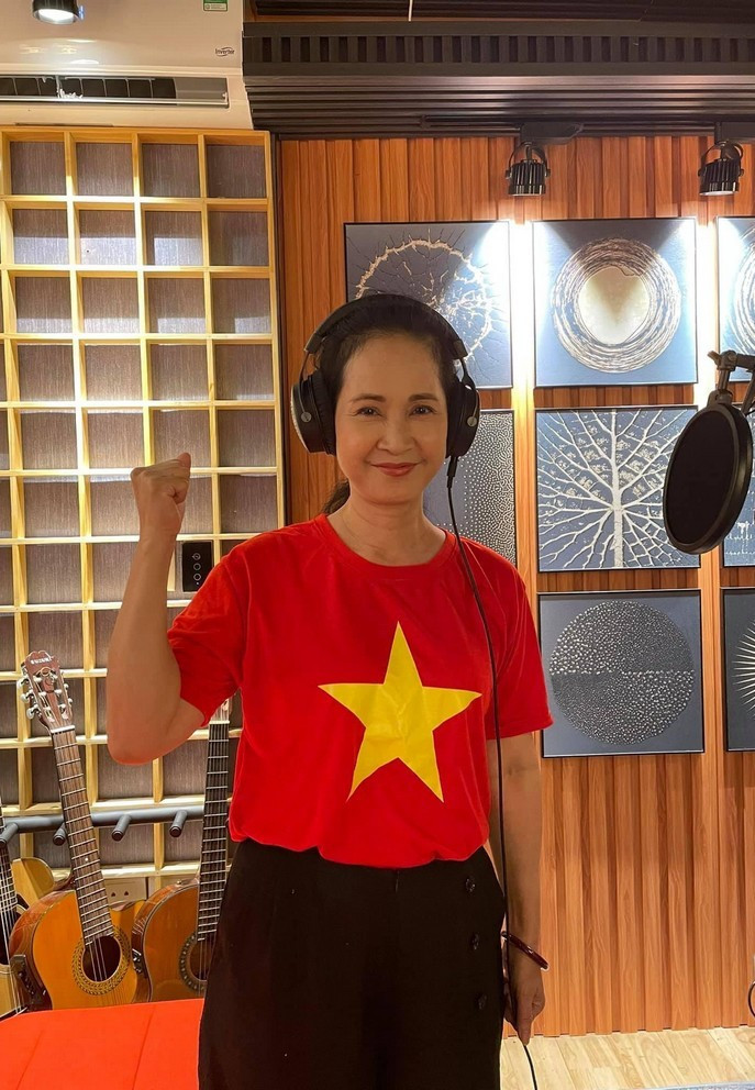 NSND Lan Hương vào phòng thu ghi âm ca khúc cổ động các y bác sĩ và lực lượng tuyến đầu trong cuộc chiến chống dịch Covid-19.