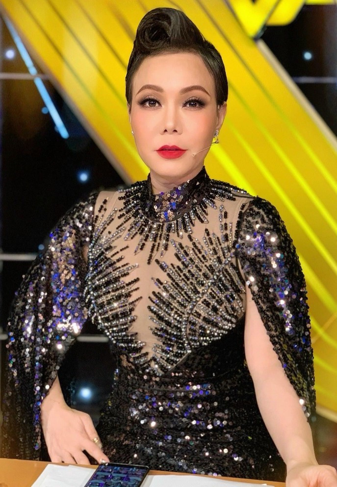 Nghệ sĩ Việt Hương đăng ảnh hậu trường một gameshow do mình làm giám khảo. Cô mong sớm trở lại công việc.