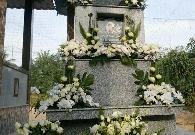 Bố mẹ Vân Quang Long cũng nhờ người kết hoa trắng, quét dọn sạch sẽ tại mộ trước khi đón tro cốt con trai về.