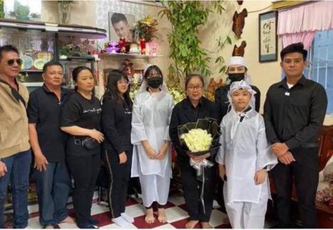 Buổi lễ bắt đầu từ 8 giờ sáng, do bố mẹ và vợ cũ Ái Vân của anh cùng lo liệu.