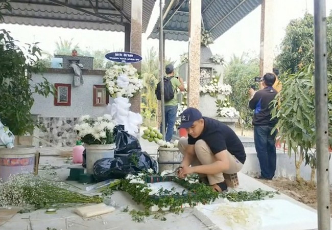 Sắp tới, một số người bạn như: Tuấn Hưng, Phan Đình Tùng, Lâm Vũ... sẽ tổ chức đêm nhạc Tình nghệ sĩ vào ngày 24/1 tại một phòng trà ở TP.HCM nhằm gây quỹ cho các con của Vân Quang Long. "Toàn bộ số tiền thu được trong đêm nhạc sẽ được chúng tôi lo cho việc ăn học của các bé. Chúng tôi đều muốn làm một điều gì đó giúp bạn mình", ca sĩ Lương Gia Huy cho biết.