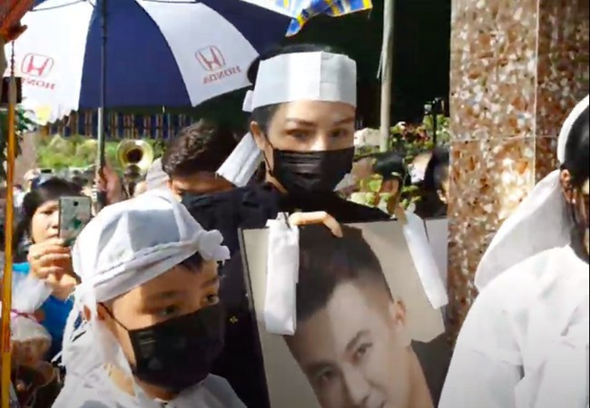 Hai người con Trác Kỳ, Trác Hy đeo khăn tang và cùng ôm tro cốt, lư hương đưa bố đi an táng.