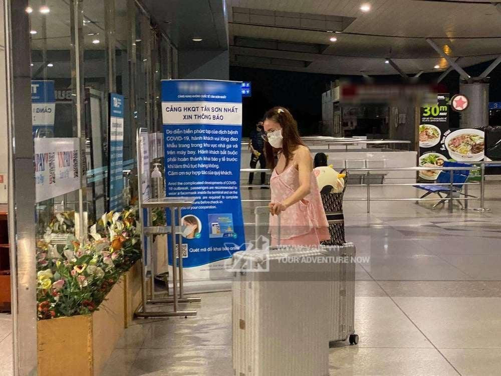 Mới đây, dàn cast Running Man Việt mùa 2 đã xuất hiện tại sân bay chuẩn bị sang Hàn ghi hình chương trình. Lần lượt Jun Phạm, Liên Bỉnh Phát, Thúy Ngân... đều xuất hiện, trong đó Lan Ngọc gây chú ý nhất. (Ảnh Yan.vn)