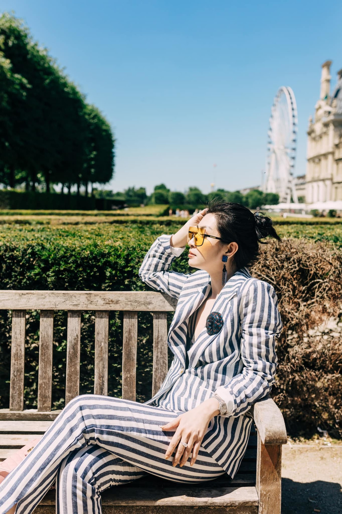 Ca sĩ Hồng Nhung cá tính với trang phục vest kẻ.