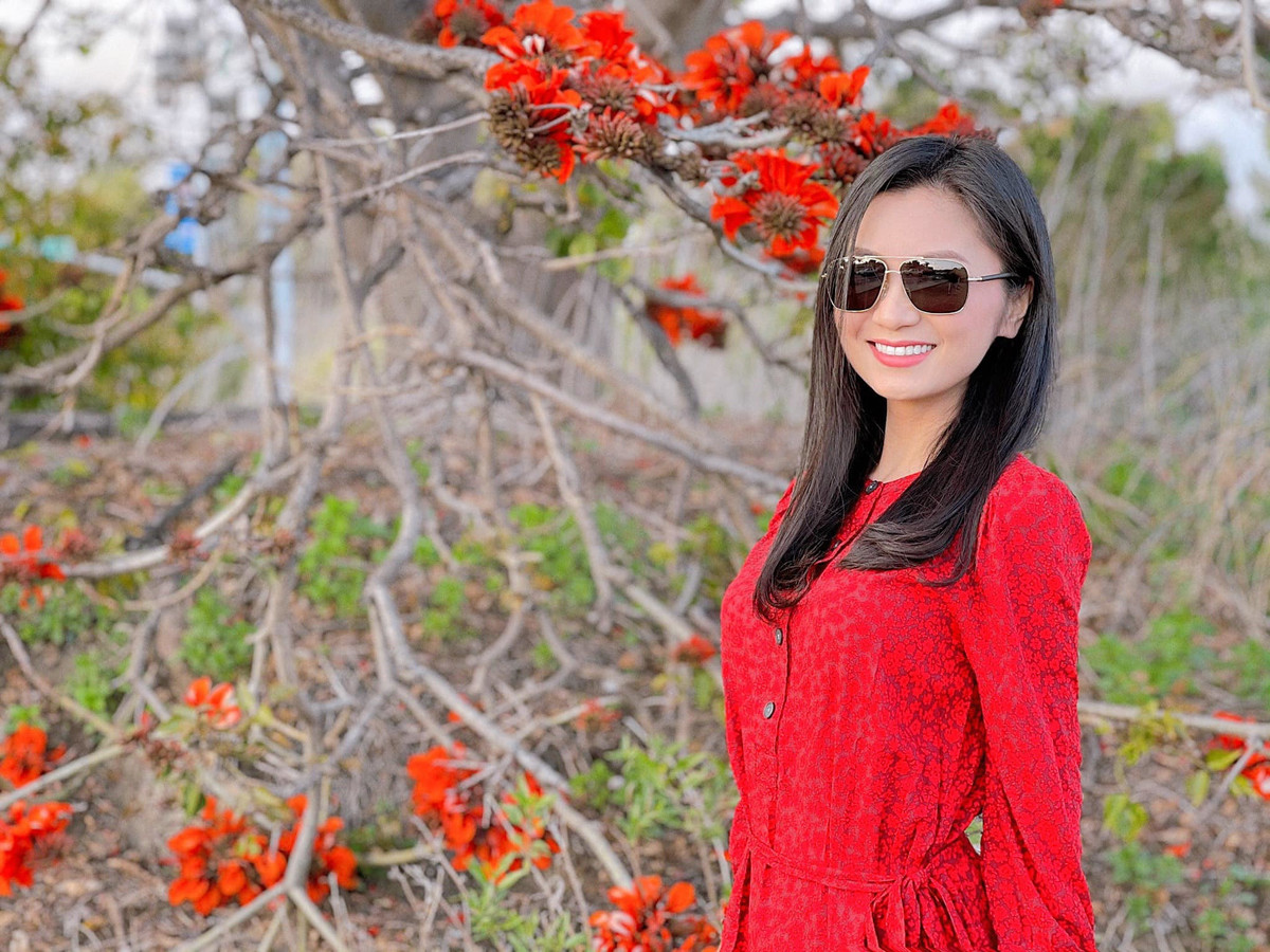 Diễn viên Diệu Hương khoe ảnh chụp bên cây hoa bên Mỹ giống hoa gạo ở Việt Nam.