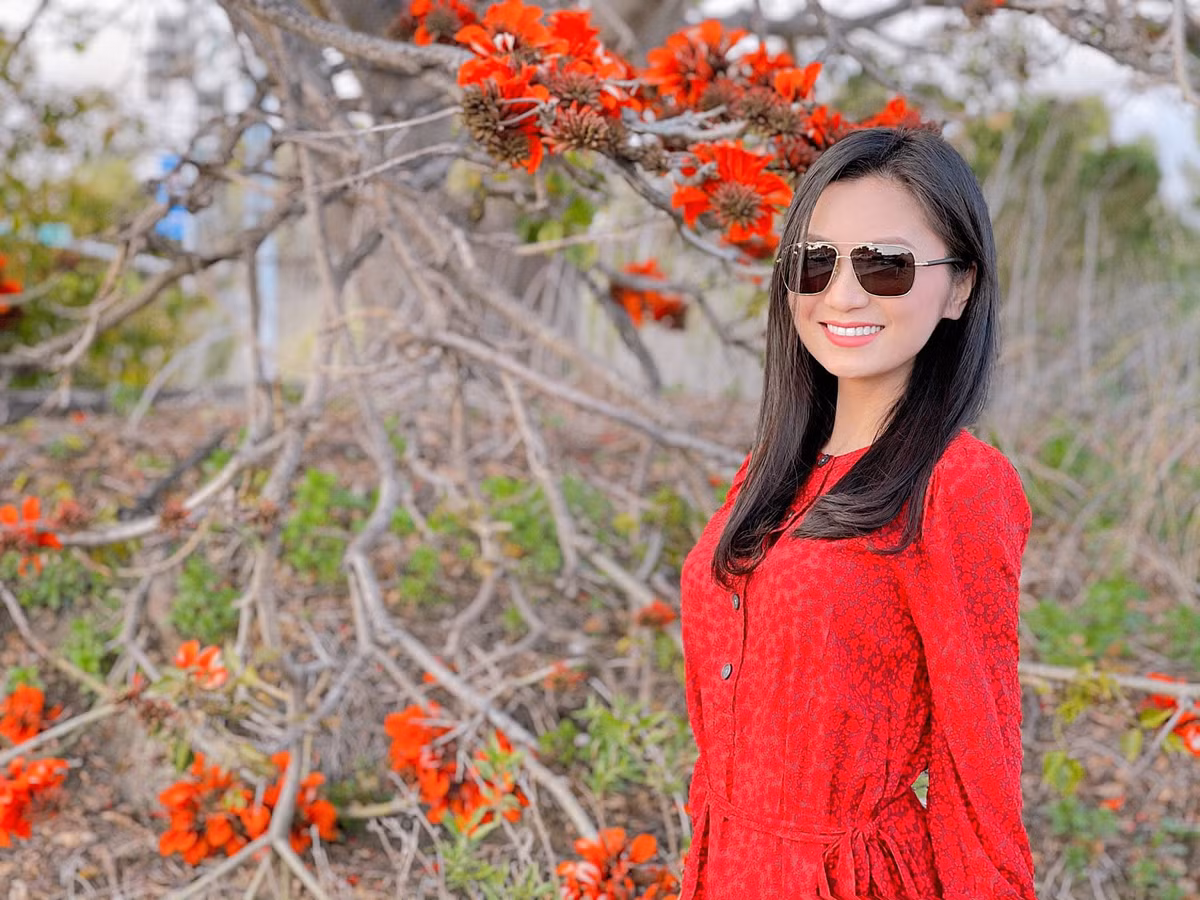 Diễn viên Diệu Hương khoe ảnh chụp bên cây hoa bên Mỹ giống hoa gạo ở Việt Nam.