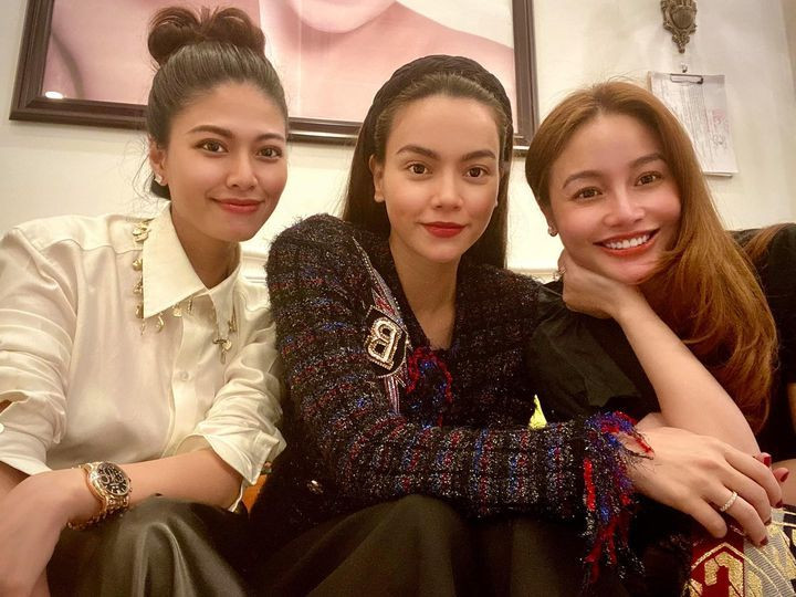 Hồ Ngọc Hà hội ngộ bạn thân - BTV Ngọc Trinh tại Hà Nội.