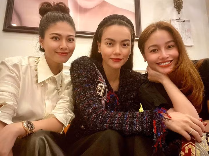 Hồ Ngọc Hà hội ngộ bạn thân - BTV Ngọc Trinh tại Hà Nội.