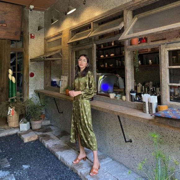 Tăng Thanh Hà khoe vóc dáng thanh mảnh khi check in tại một nhà hàng.