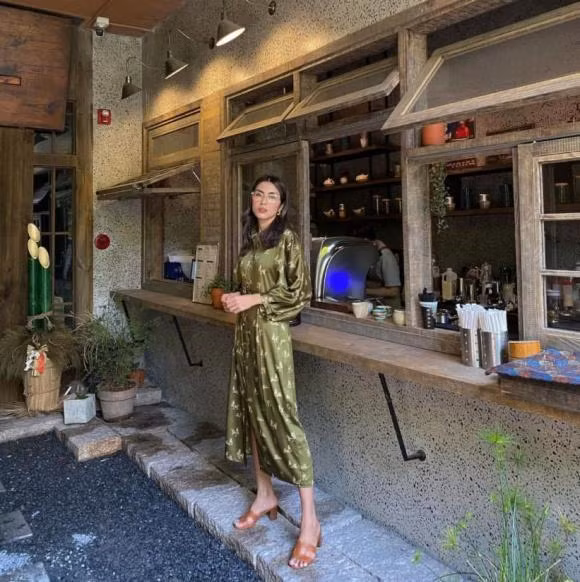 Tăng Thanh Hà khoe vóc dáng thanh mảnh khi check in tại một nhà hàng.