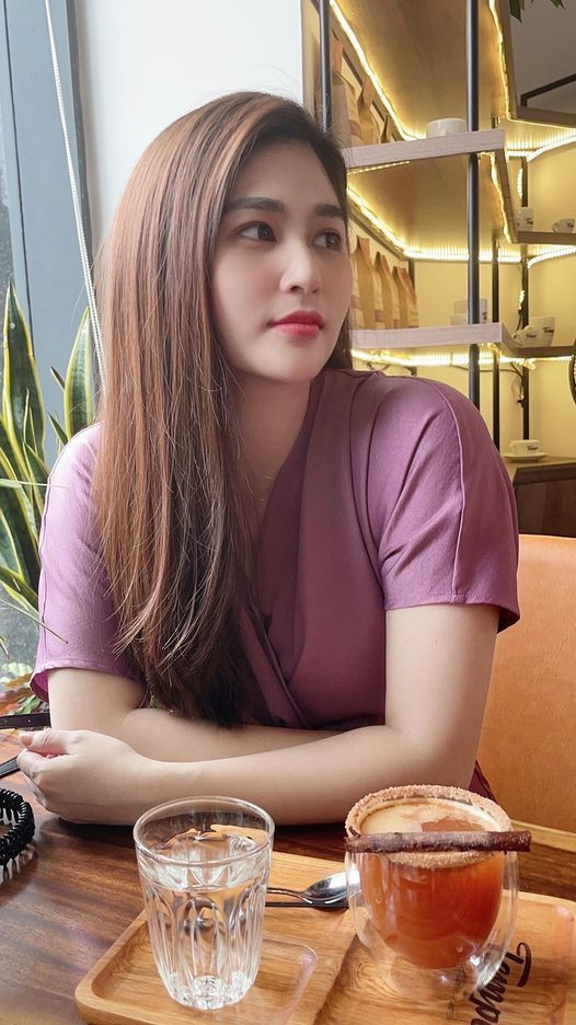 MC Minh Trang VTV thảnh thơi sau ngày đầu tuần làm việc mệt mỏi.