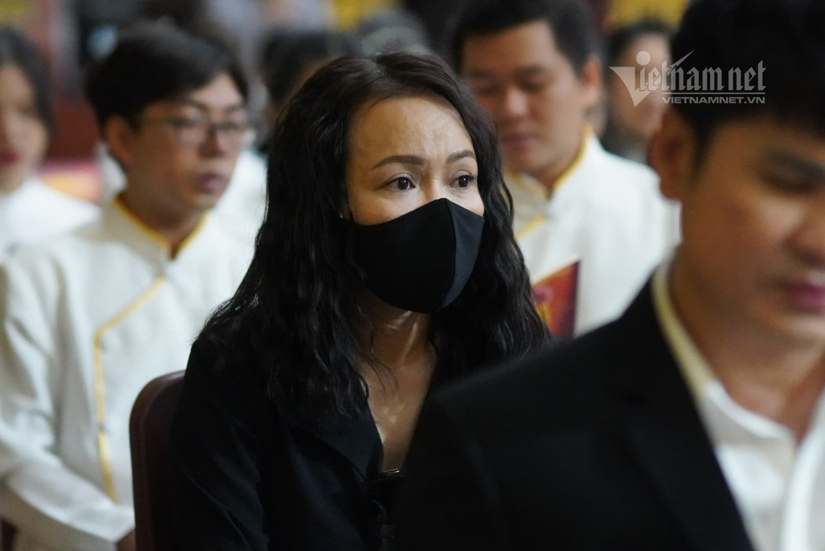 Nghệ sĩ Việt Hương tới viếng ca sĩ Vân Quang Long. Nhận lời từ gia đình Vân Quang Long, Việt Hương chia sẻ sẽ lo liệu hậu sự cho Vân Quang Long và đưa anh về Việt Nam sau hỏa táng.