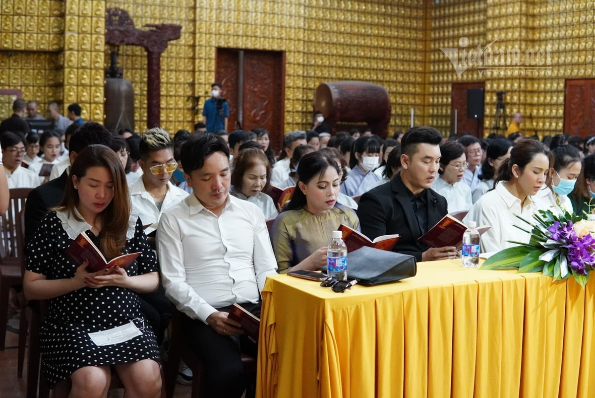 Vân Quang Long đột ngột qua đời vào ngày 29/12 vì bị đột quỵ. Nhiều đồng nghiệp của anh rất sốc và vẫn chưa tin được người đồng nghiệp của mình đã ra đi.