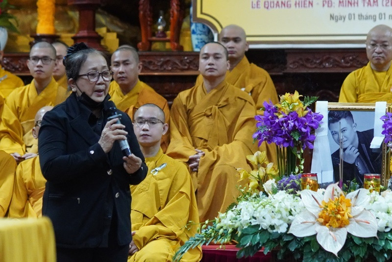 Mẹ của Vân Quang Long chia sẻ con trai thường xuyên gọi điện về tâm sự qua Ipad. Bà đau buồn khi Vân Quang Long còn nhiều dự định chưa thực hiện được. Bà cho biết rất muốn nhìn mặt con lần cuối nhưng do hoàn cảnh dịch bệnh COVID-19 nên có những khó khăn.