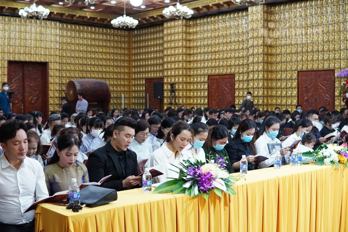 Vân Quang Long được mọi người nhận xét là một nghệ sĩ hòa đồng, thân thiện và dễ mến khi còn ở đỉnh cao cũng như tạm xa ánh đèn sân khấu cho gia đình riêng.