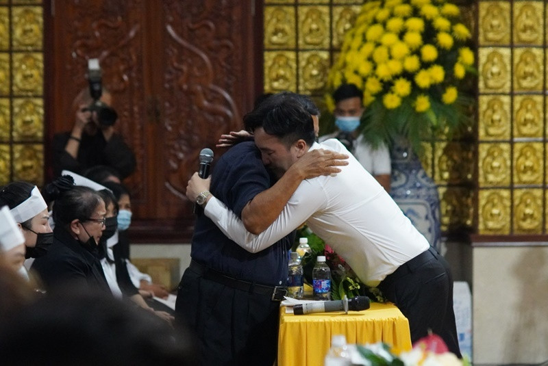 Dương Ngọc Thái ôm bố của Vân Quang Long vì quá xúc động.