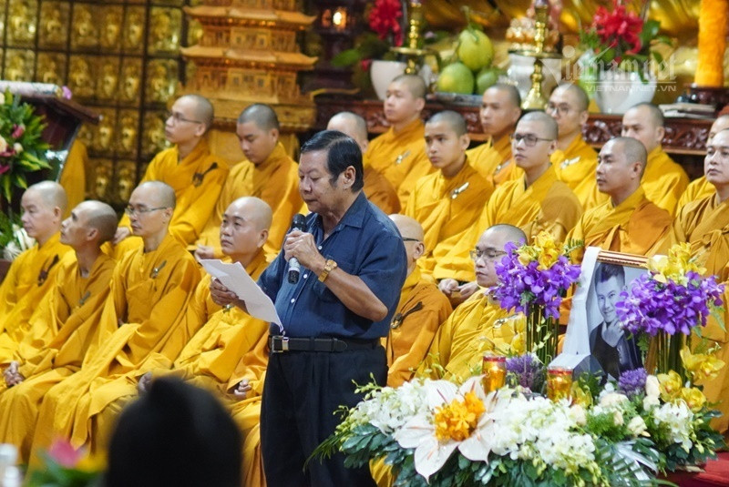 Ông Lê Quang Hiếu - bố của Vân Quang Long thay mặt gia đình và toàn thể tang quyến cảm tạ quý thầy, quý thân hữu và toàn thể các chư tăng hỗ trợ gia đình tổ chức lễ thọ tang, tưởng niệm và cầu siêu cho Vân Quang Long. Ông cảm ơn các nghệ sĩ đã chung tay giúp đỡ gia đình để đưa con trai về nước.