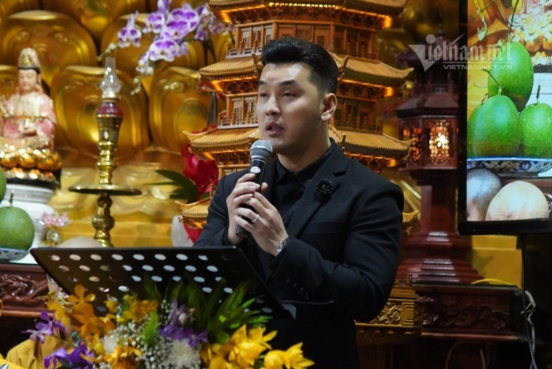 Ưng Hoàng Phúc cho biết mới đây Vân Quang Long gọi điện cho anh để chia sẻ tâm sự chuyện gia đình và hẹn ngày hội ngộ. Ưng Hoàng Phúc rất bất ngờ khi người bạn thân đột ngột qua đời, anh gửi lời chia buồn đến gia đình, lời cảm ơn đến khán giả trong và ngoài nước đã đồng hành cùng Vân Quang Long. Anh thể hiện ca khúc ''Bước qua thế giới'' để mãi nhớ về đàn anh.