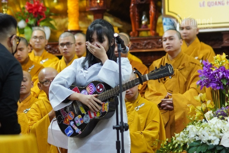 Con gái Vân Quang Long hát 'Ba kể con nghe' trong lễ viếng của cha. 