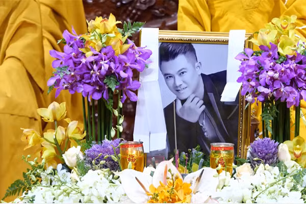 Con gai Van Quang Long nghen ngao hat trong tang le cha-Hinh-2