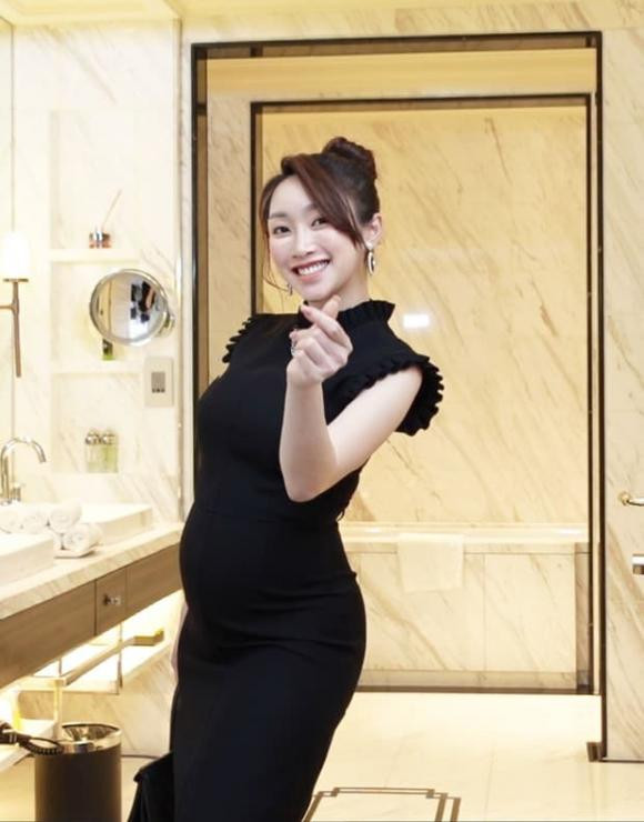 Dù đã mang thai đến tháng thứ 6, song nhan sắc cô vợ kém 16 tuổi của Chi Bảo vẫn giữ được phong độ hết sức đáng kinh ngạc. Theo chia sẻ của cô, cơ thể đã tăng 8kg kể từ lúc mang thai đến nay. Thế nhưng, ai nấy vẫn nhìn thấy một ngoại hình vô cùng thon gọn, thanh thoát ở Thùy Chang, chỉ riêng vòng 2 đã nhô lên rõ hơn một chút.