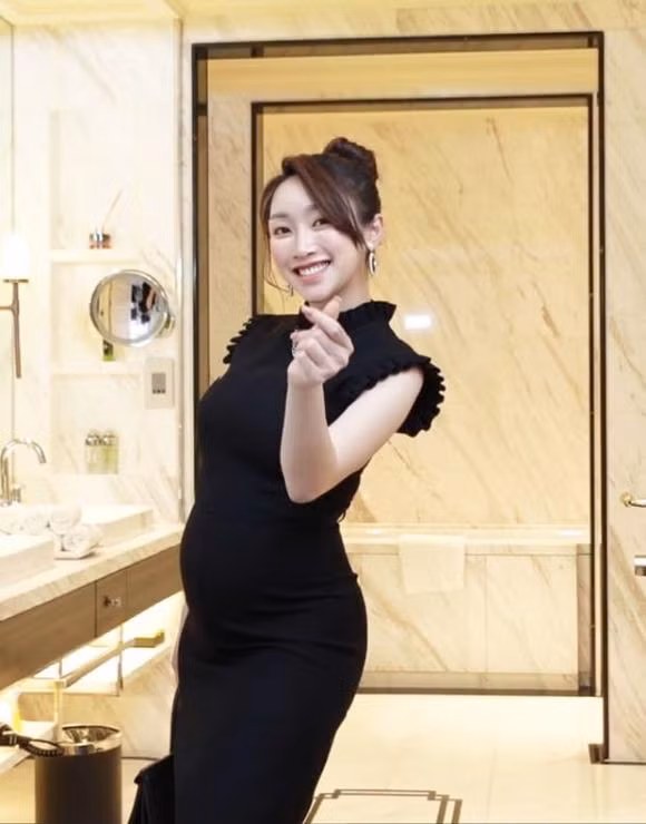 Dù đã mang thai đến tháng thứ 6, song nhan sắc cô vợ kém 16 tuổi của Chi Bảo vẫn giữ được phong độ hết sức đáng kinh ngạc. Theo chia sẻ của cô, cơ thể đã tăng 8kg kể từ lúc mang thai đến nay. Thế nhưng, ai nấy vẫn nhìn thấy một ngoại hình vô cùng thon gọn, thanh thoát ở Thùy Chang, chỉ riêng vòng 2 đã nhô lên rõ hơn một chút.